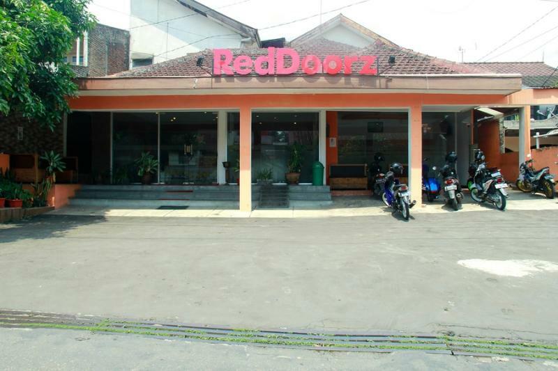 Reddoorz Syariah Near Btc Fashion Mall Бандунг Екстериор снимка