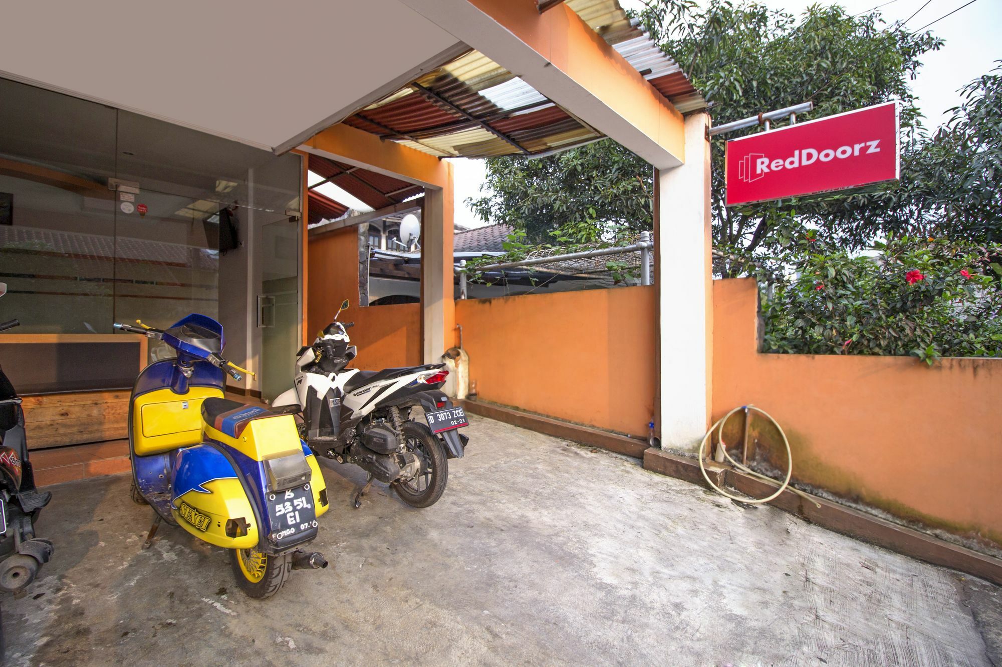 Reddoorz Syariah Near Btc Fashion Mall Бандунг Екстериор снимка